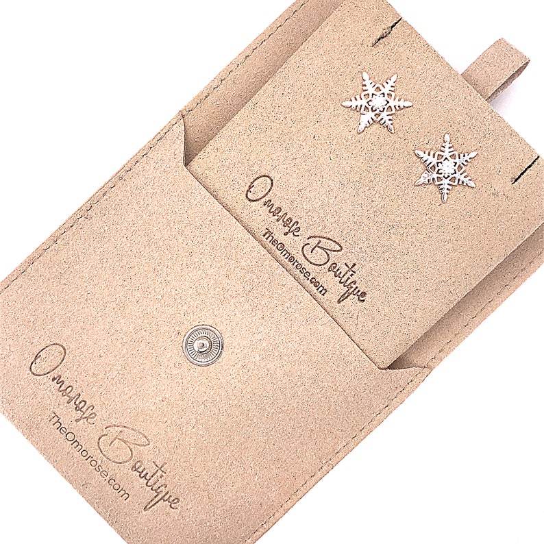 Snowflake Push-Back Stud Earrings Decorated with CZ Simulated Diamonds